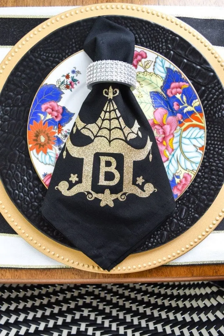 DIY Monogrammed Napkins Using a Cricut MONICA BENAVIDEZ