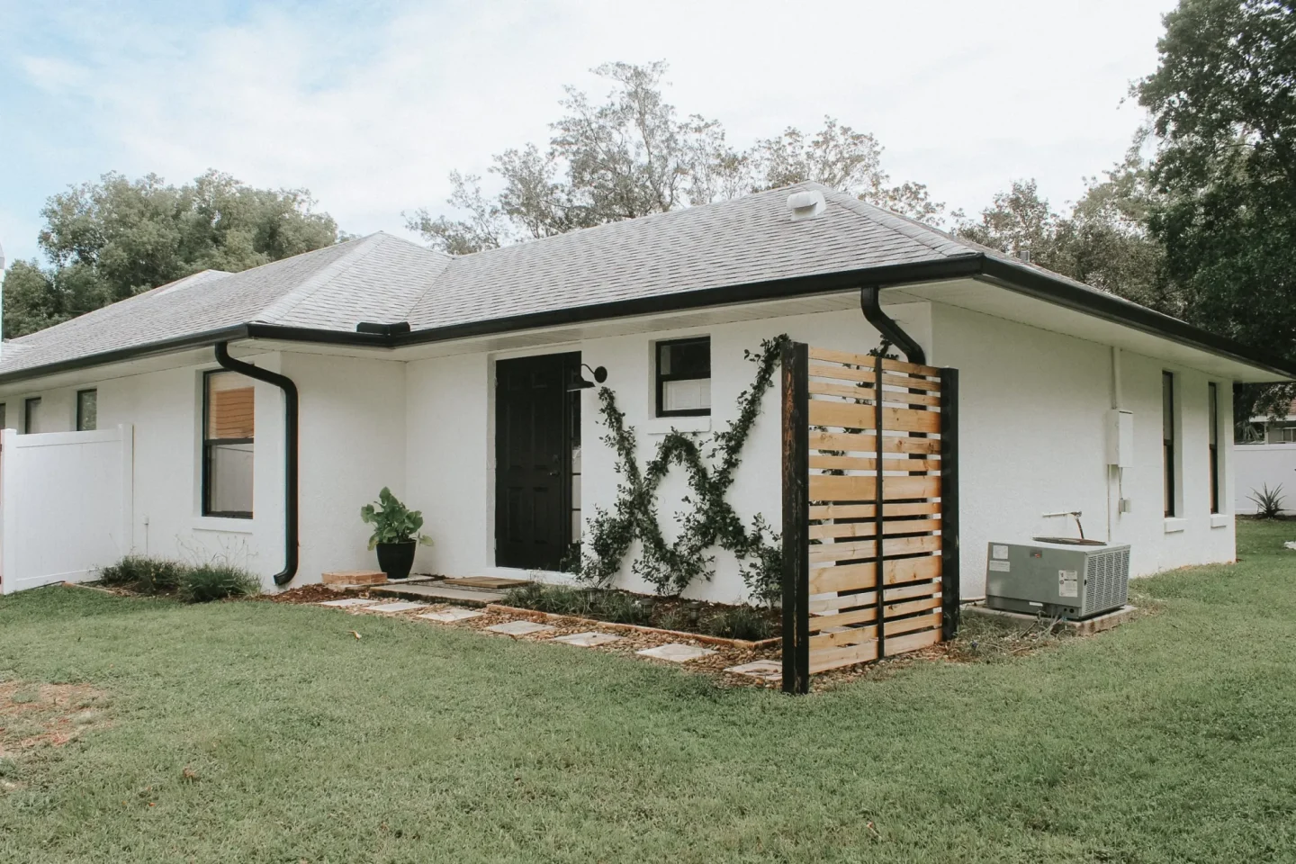 21 White Houses with Black Trim Exteriors - MONICA BENAVIDEZ