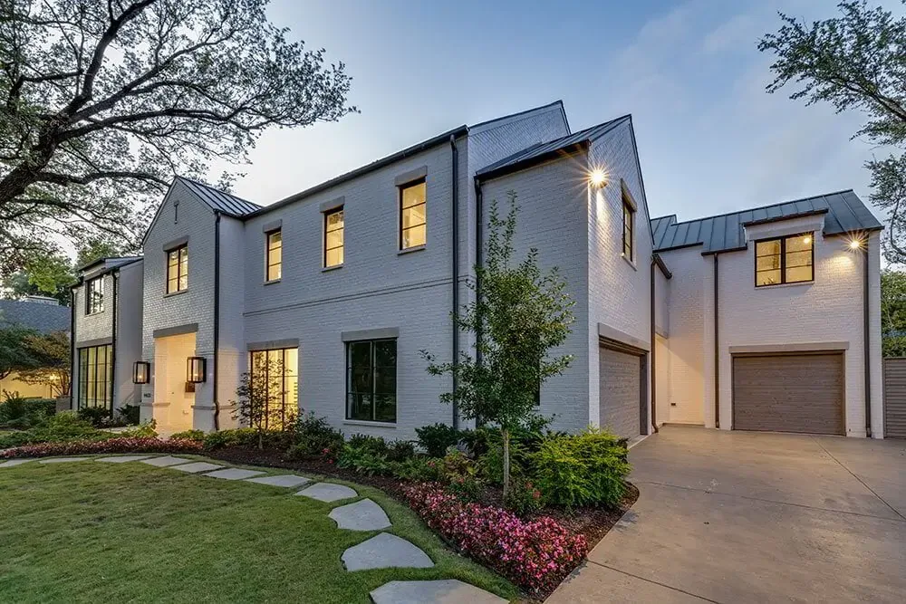 21 White Houses with Black Trim Exteriors - MONICA BENAVIDEZ