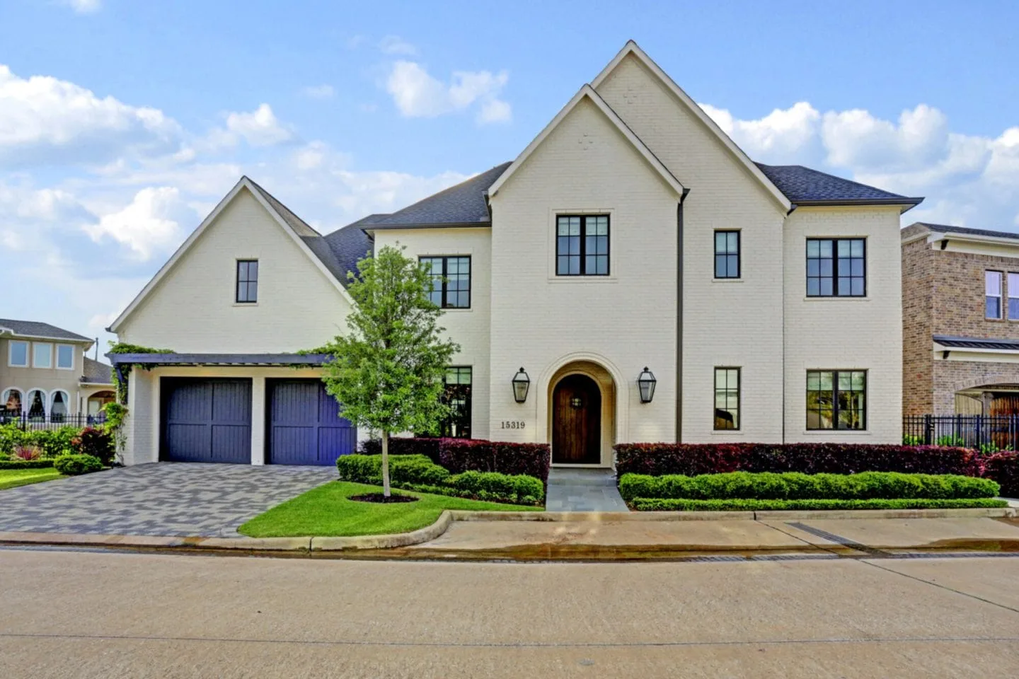 21 White Houses with Black Trim Exteriors - MONICA BENAVIDEZ