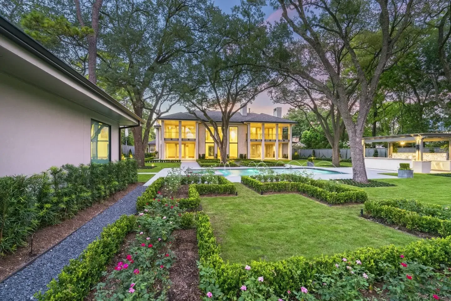 21 White Houses with Black Trim Exteriors - MONICA BENAVIDEZ